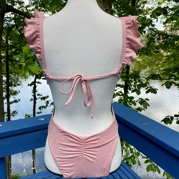 ☘️LUCKY BRAND ☘️”All the Frills” Swimsuit CUTE & UNIQUE ! — VERY RARE NOW 🩷 - Picture 2 of 15